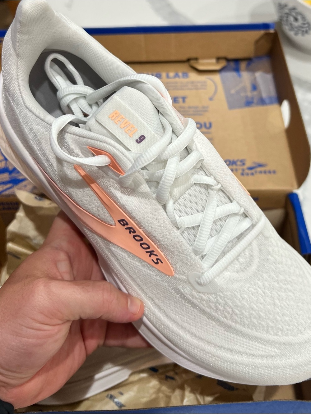 Brooks Revel 9 White Running Shoes with Peach/Purple Highlights - Womens size 8 - Picture 4 of 5